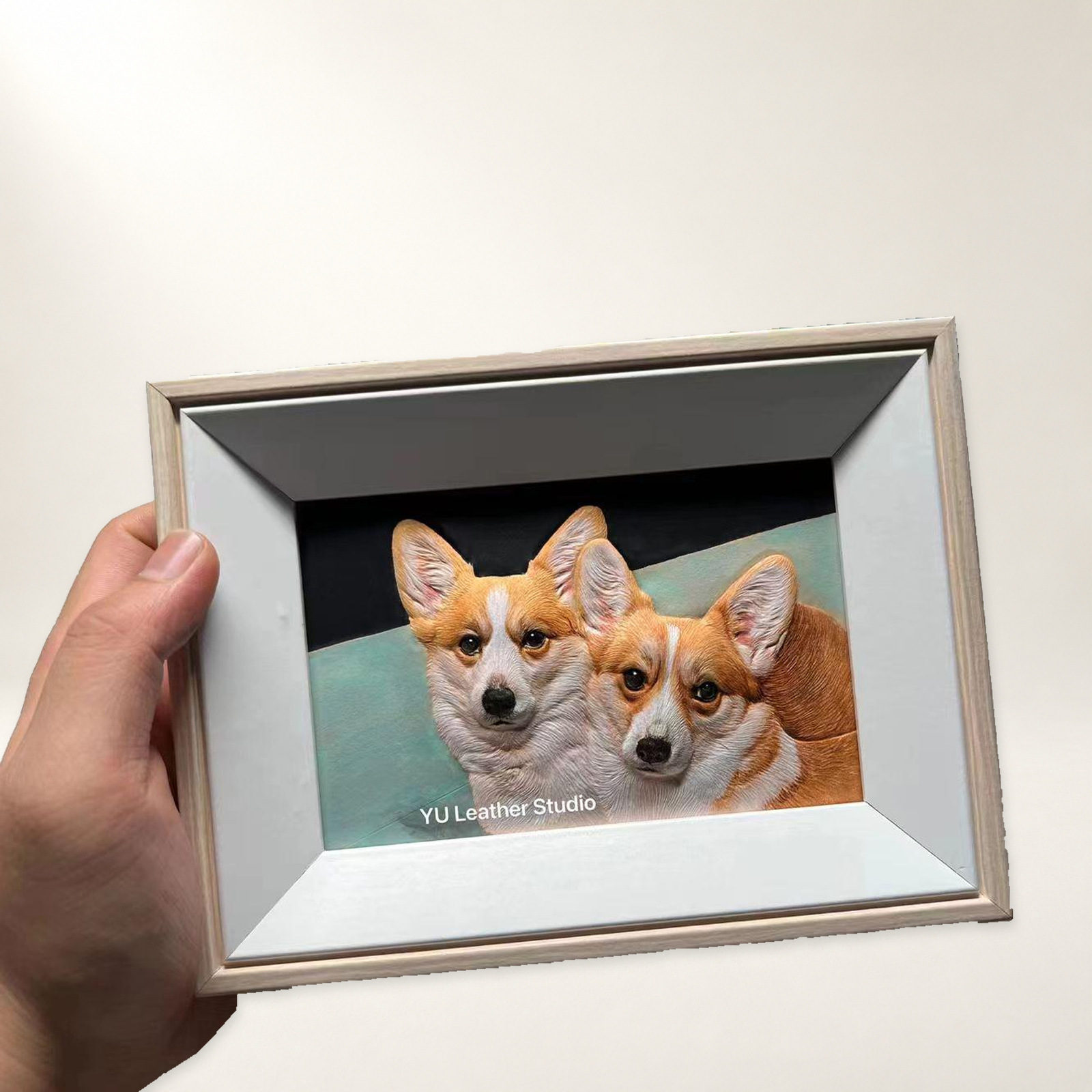 白框双猫皮雕相框展示第1张图片