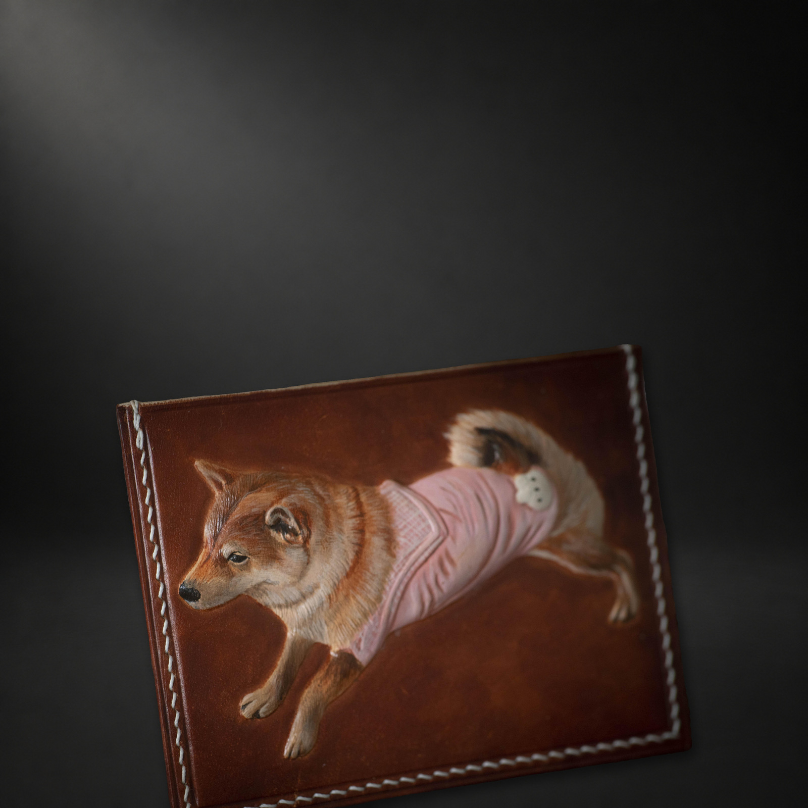 柴犬皮雕卡包展示第2张图片