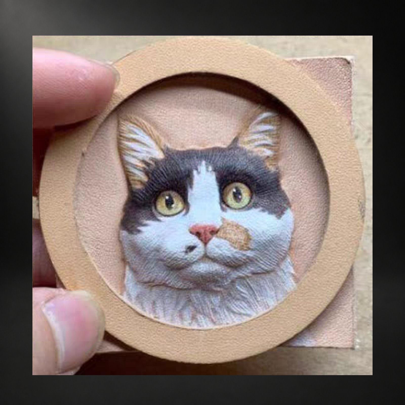 圆形猫咪皮雕冰箱贴另一个角度