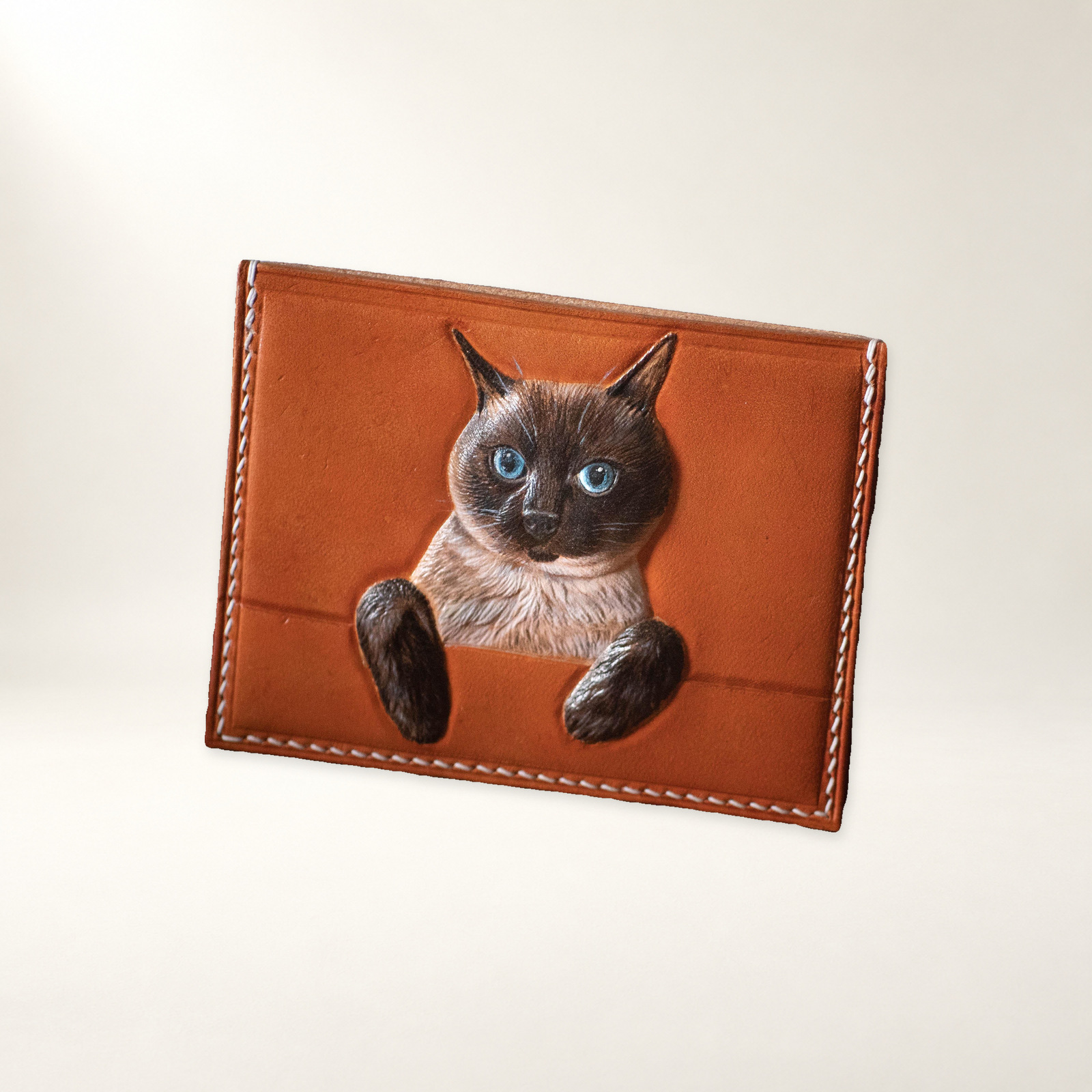 橙色黑猫皮雕卡包展示第1张图片